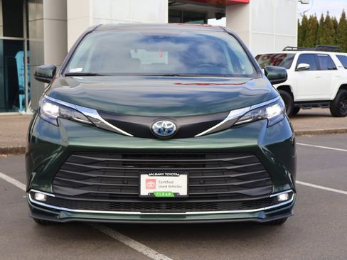 Used 2024 Toyota Sienna XLE image 11