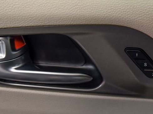 Used 2023 Chrysler Pacifica Touring-L image 16