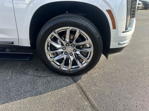 Used 2025 Cadillac Escalade ESV Premium Luxury w/ LPO, Radiant Package AWD/4WD image 9