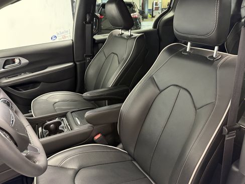 Used 2026 Chrysler Pacifica Limited AWD/4WD image 20