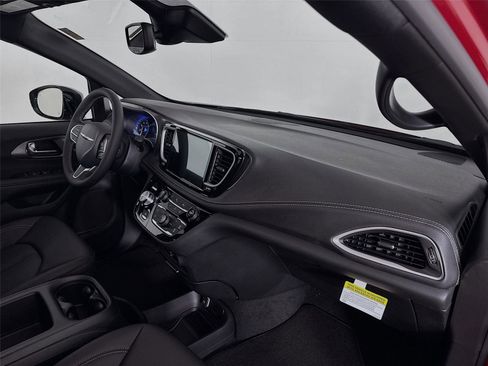 New 2026 Chrysler Pacifica Select image 30