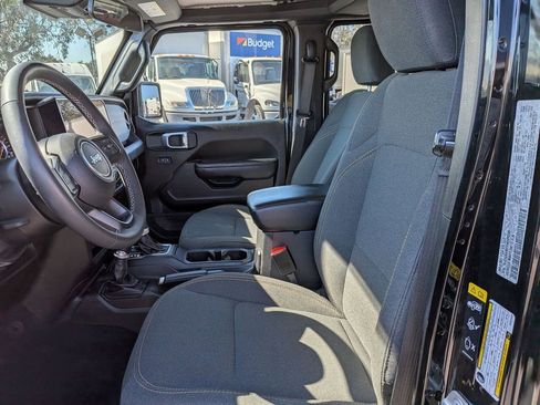 Used 2025 Jeep Wrangler Sport S image 19