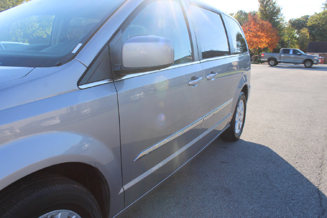 Used 2016 Chrysler Town & Country Touring FWD image 40