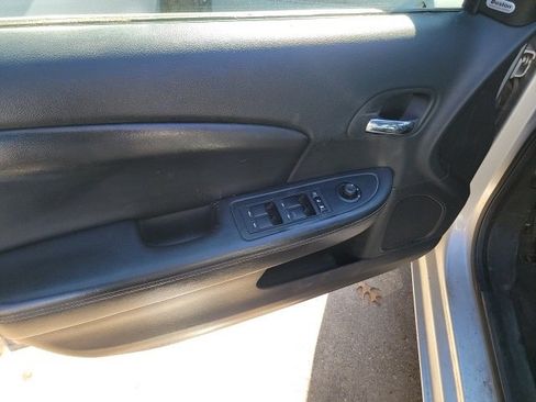 Used 2011 Chrysler 200 Limited image 12