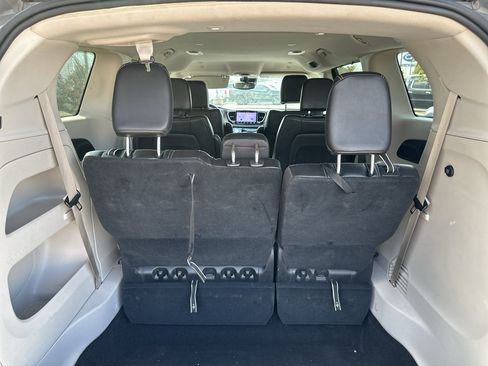 Used 2023 Chrysler Pacifica Touring-L FWD image 15