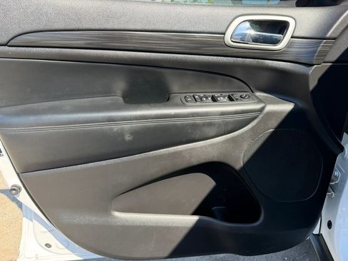 Used 2021 Jeep Grand Cherokee Laredo RWD image 9