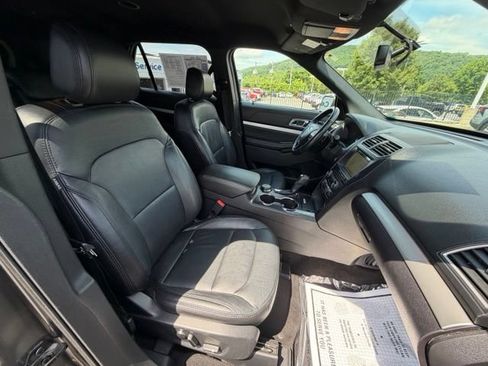 Used 2017 Ford Explorer XLT w/ Equipment Group 202A AWD/4WD image 38