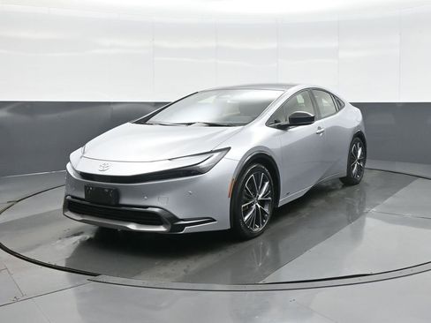 Used 2024 Toyota Prius XLE image 3