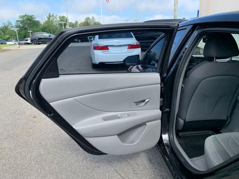 Used 2023 Hyundai Elantra SEL FWD image 24