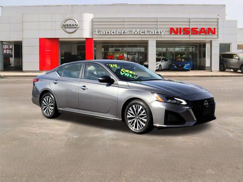 Used 2024 Nissan Altima 2.5 SV image 1