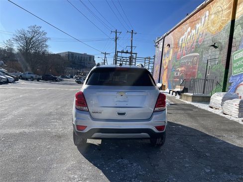 Used 2022 Chevrolet Trax LT w/ LT Convenience Package image 4