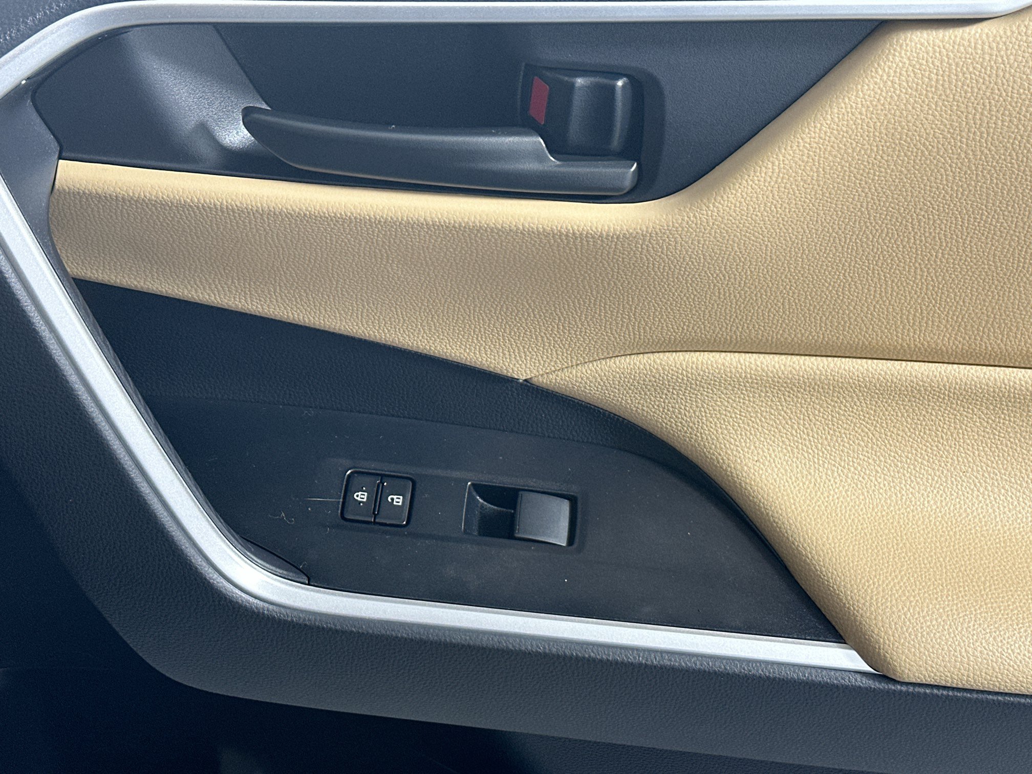 Certified 2025 Toyota RAV4 LE FWD image 28