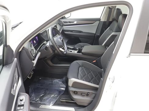 Used 2025 Volkswagen Atlas Peak Edition SE AWD/4WD image 6