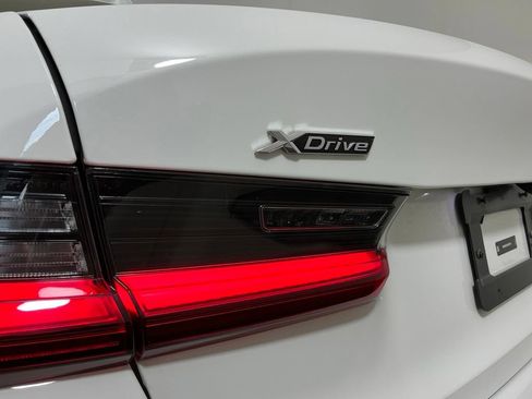 Certified 2025 BMW 330i xDrive Sedan w/ Convenience Package AWD/4WD image 32