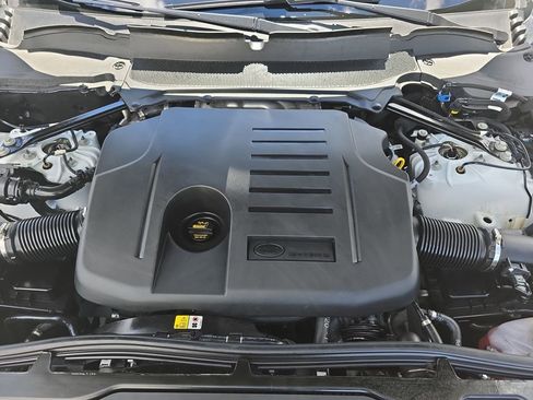 Used 2025 Land Rover Discovery Metropolitan Edition image 33