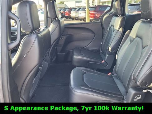 Used 2023 Chrysler Pacifica Touring-L w/ S Appearance Package image 11