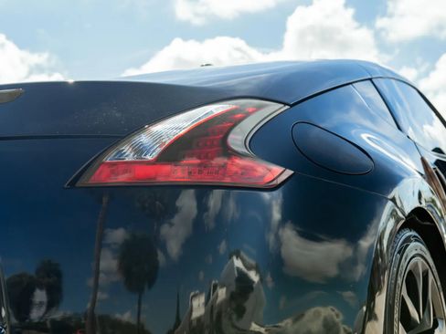 Used 2018 Nissan 370Z Touring RWD image 14