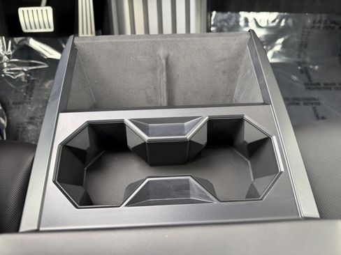 Used 2024 Tesla Cybertruck AWD Crew Cab image 31