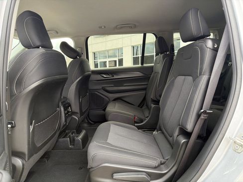 Used 2023 Jeep Grand Cherokee L Laredo image 17