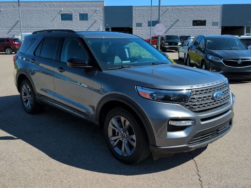 Used 2022 Ford Explorer XLT w/ Equipment Group 202A image 2