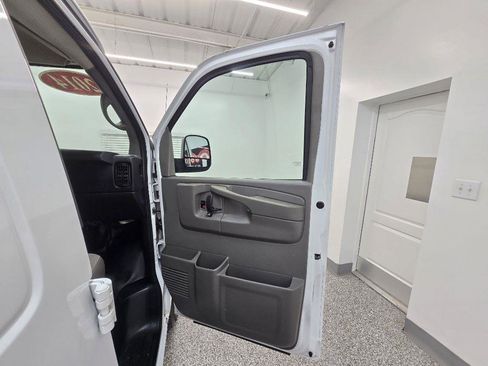 Used 2014 Chevrolet Express 2500 RWD image 22