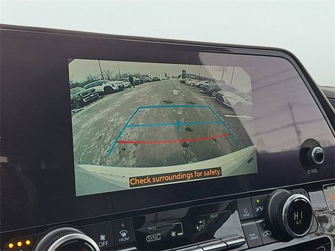 Used 2023 Toyota Highlander XLE image 16