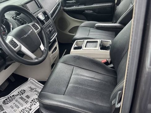 Used 2016 Chrysler Town & Country Touring-L w/ Driver Convenience Group FWD image 7