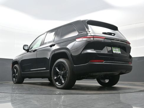 Used 2023 Jeep Grand Cherokee Altitude image 28