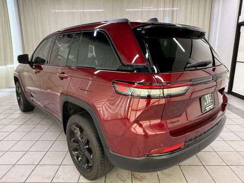 Used 2024 Jeep Grand Cherokee Altitude AWD/4WD image 8