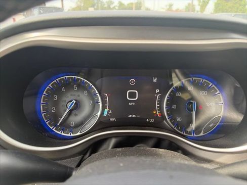 Used 2023 Chrysler Pacifica Touring-L FWD image 19