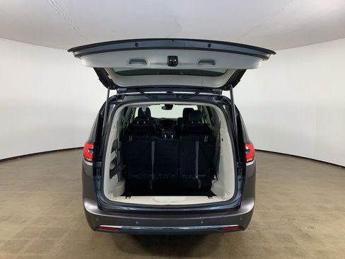 Used 2023 Chrysler Pacifica Touring-L image 12