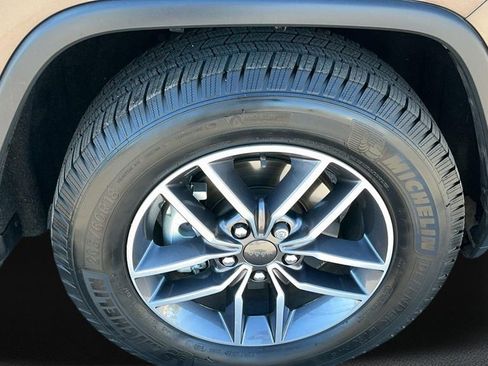 Used 2020 Jeep Grand Cherokee Laredo w/ Laredo X Package image 7