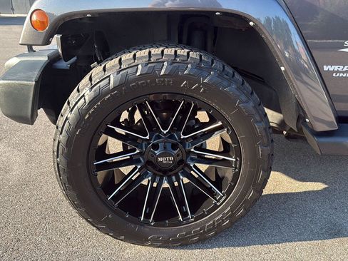 Used 2014 Jeep Wrangler Unlimited Sahara w/ Connectivity Group AWD/4WD image 15
