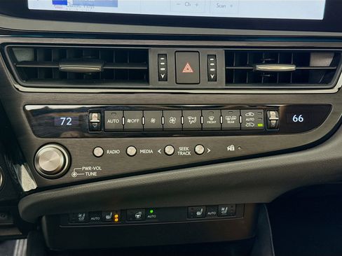 Used 2025 Lexus ES 300h w/ Premium Package image 17