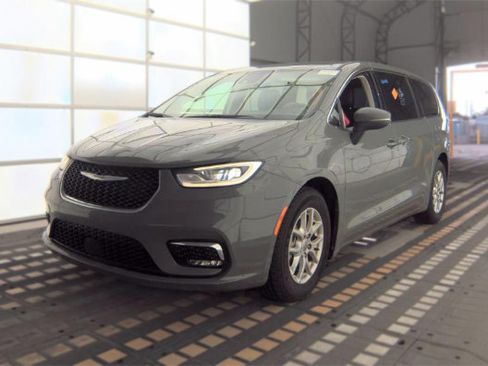 Used 2023 Chrysler Pacifica Touring-L FWD image 4