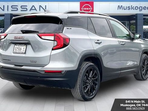 Used 2024 GMC Terrain SLE w/ Driver Convenience Package FWD image 5
