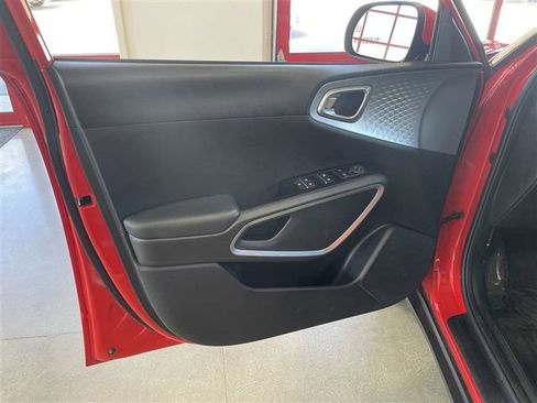 Used 2023 Kia Soul LX image 10