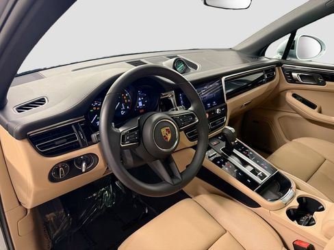 Certified 2025 Porsche Macan AWD/4WD image 4