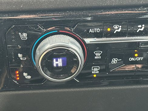 Used 2023 Chevrolet Silverado 1500 High Country w/ Technology Package image 28