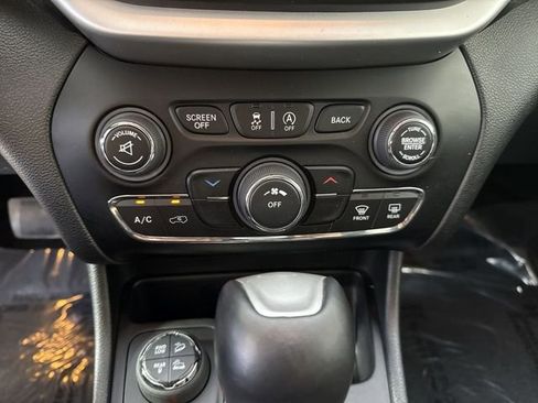 Used 2015 Jeep Cherokee Trailhawk w/ Cold Weather Group AWD/4WD image 8