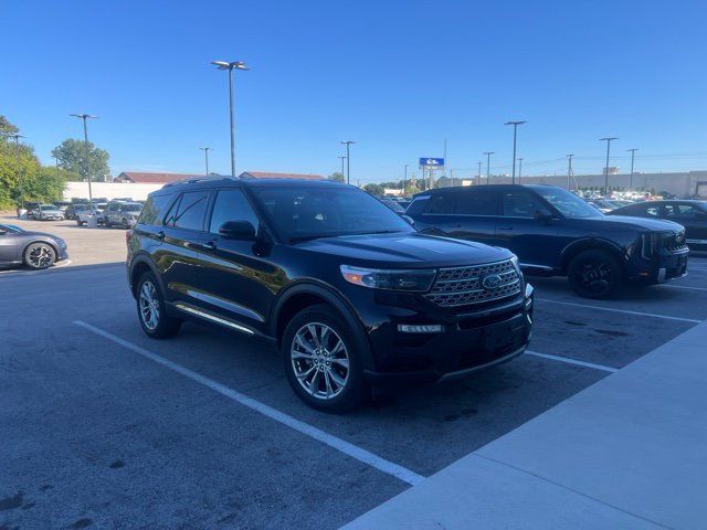 Used 2022 Ford Explorer Limited w/ Equipment Group 301A AWD/4WD image 3