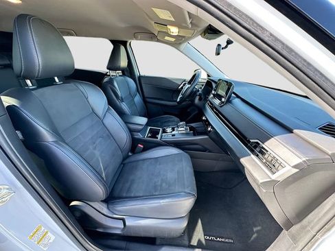 Used 2024 Mitsubishi Outlander SE image 29