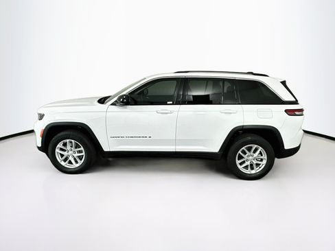 Used 2023 Jeep Grand Cherokee Laredo w/ Luxury Tech Group I AWD/4WD image 4