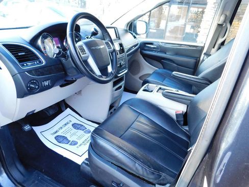 Used 2014 Chrysler Town & Country Touring image 24