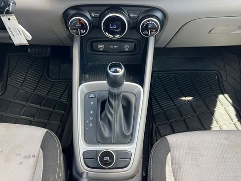 Used 2023 Hyundai Venue SEL FWD image 18