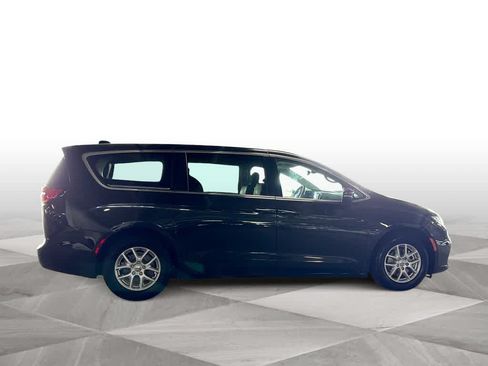 Used 2023 Chrysler Pacifica Touring-L FWD image 9