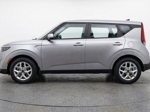 Used 2025 Kia Soul LX w/ LX Technology Package FWD image 5
