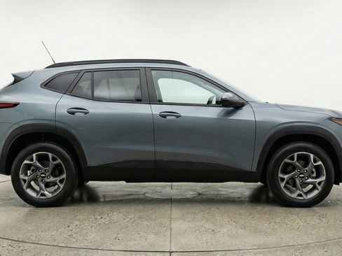 Used 2025 Chevrolet Trax LT FWD image 11