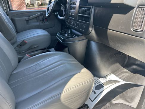Used 2017 Chevrolet Express 2500 RWD image 17