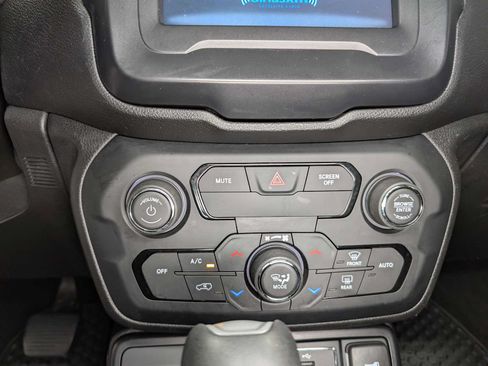 Used 2019 Jeep Renegade Latitude w/ Cold Weather Group AWD/4WD image 34